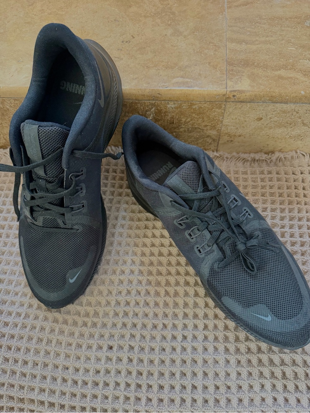 Nike quest sz 13  Men's Black  Athletic Training Shoes